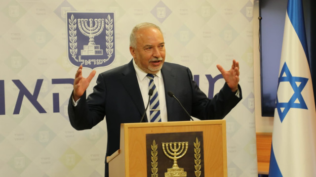 ליברמן נכנס למשרד האוצר (צילום: דוברות משרד האוצר)