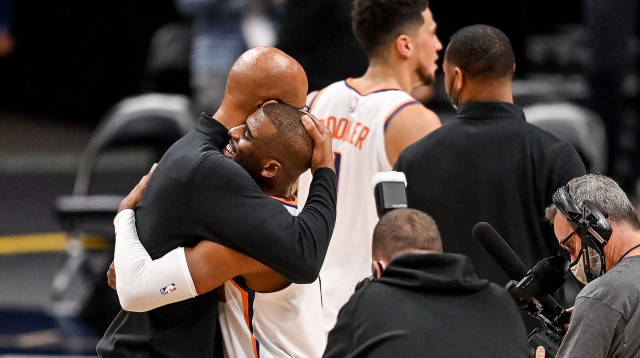 מונטי וויליאמס מחבק את כריס פול (צילום: Dustin Bradford/Getty Images)
