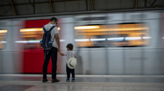 אב ובנו בתחנת רכבת, אילוסטרציה (צילום: Getty images)