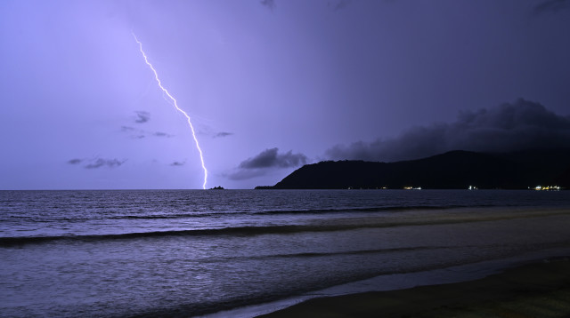 ברק פוגע במים, אילוסטרציה (צילום: Getty images)
