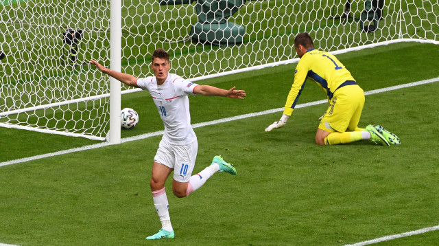 פטריק שיק חוגג, תומאש ואצ'ליק מאוכזב (צילום: ANDY BUCHANAN/POOL/AFP via Getty Images)