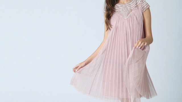 שמלת שיפון פליסה של המותג קאלה (צילום: ניר יפה)