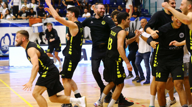 שחקני אליצור נתניה חוגגים (צילום: לירון מולדובן)