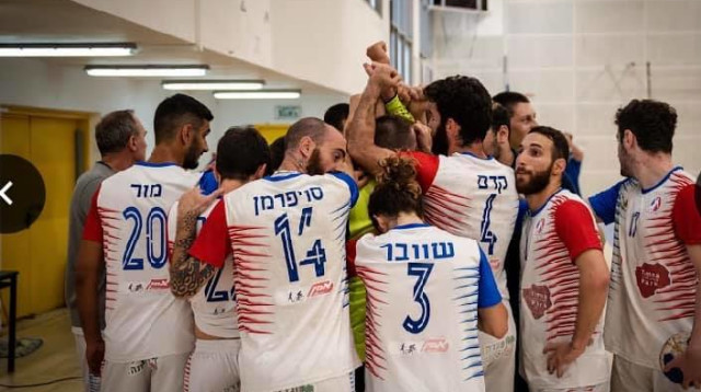 שחקני הפועל חבל איילות (צילום: צילום: עמוס זבולון)