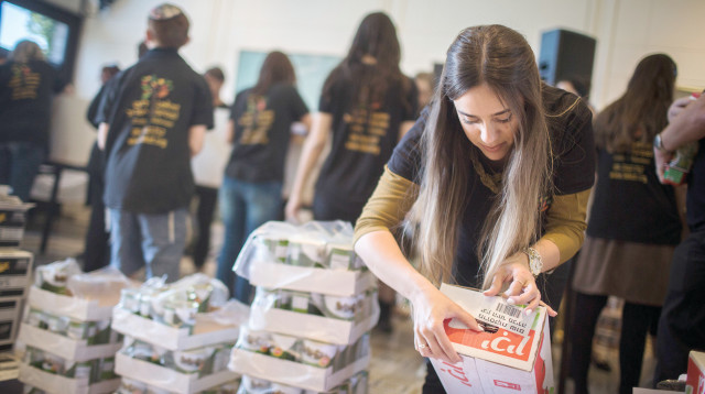 אנשים מכינים סלי מזון (צילום: הדס פרוש, פלאש 90)