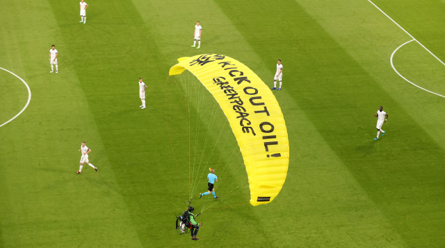 מחאה במשחק בין גרמניה לצרפת (צילום: Alexander Hassenstein/Getty Images)