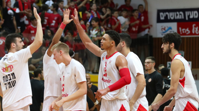 שחקני הפועל גליל עליון חוגגים (צילום: לילך וייס)