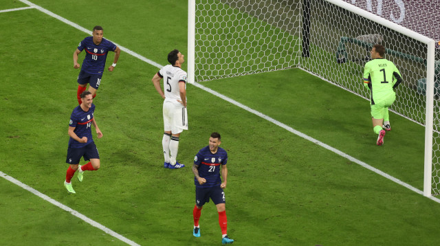 מאטס הומלס מאוכזב (צילום: ALEXANDER HASSENSTEIN/POOL/AFP via Getty Images)