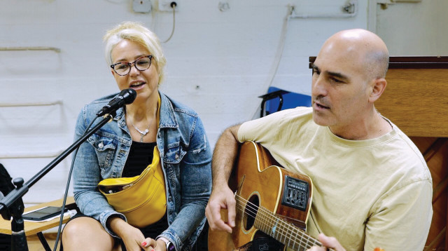 ישי בן טולילה, סטודנט ברימון, יחד עם רינת אביחנן, כבדת שמיעה (צילום: באדיבות ביה"ס רימון)