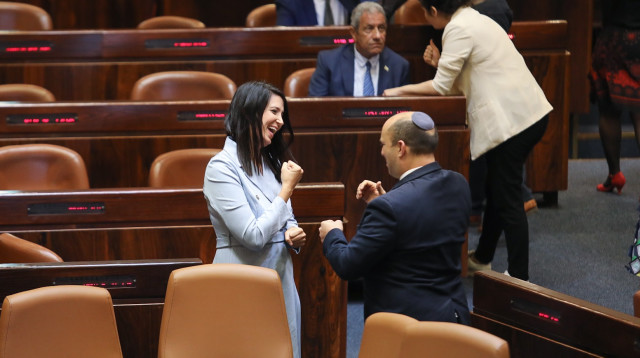 ראש הממשלה נפתלי בנט מברך את ח"כ פינטו (צילום: נועם מושקוביץ, דוברות הכנסת)