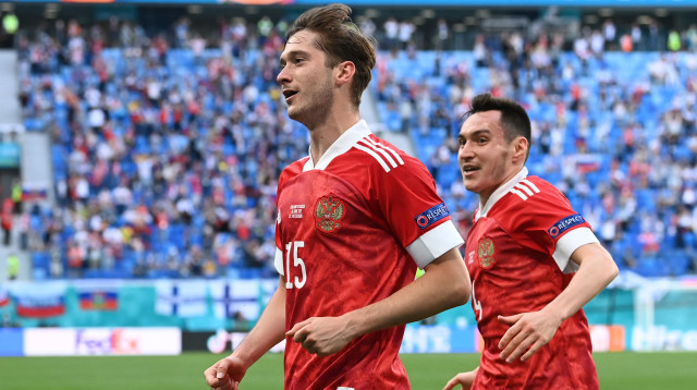 אלכסיי מיראנצ'וק חוגג (צילום: KIRILL KUDRYAVTSEV/POOL/AFP via Getty Images)