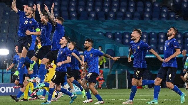 שחקני איטליה חוגגים (צילום: ANDREAS SOLARO/POOL/AFP via Getty Images)