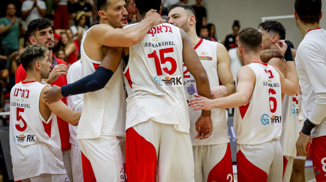 שחקני גלבוע/גליל חוגגים (צילום: מאור אלקסלסי)