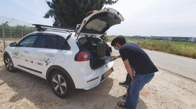 סטודנטים שביצעו את פרויקט הגמר בהנדסת חשמל על הרכב (צילום: רועי אורפייג)