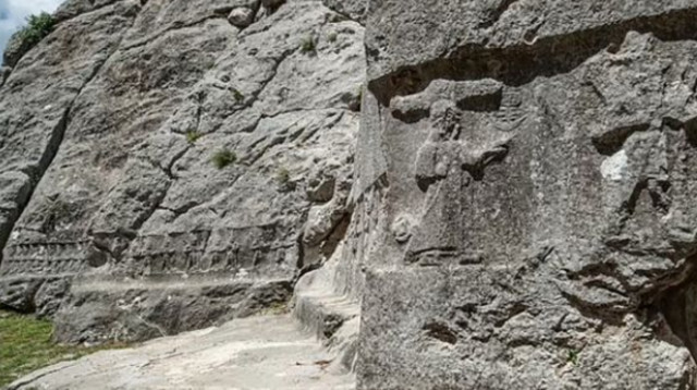 גילופי האבן במקדש בטורקיה (צילום: רויטרס)