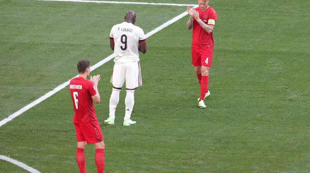 רומלו לוקאקו וסימון קר מריעים לאריקסן (צילום: Hanna McKay - Pool / Pool)