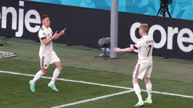 תורגן הזאר חוגג עם קווין דה בריינה (צילום: Hanna McKay - Pool/Getty Images)