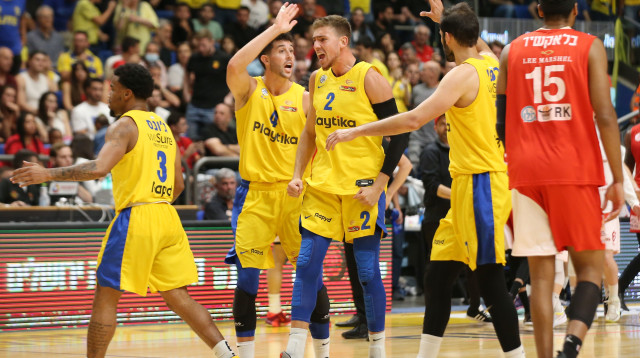 שחקני מכבי תל אביב חוגגים (צילום: אודי ציטיאט)