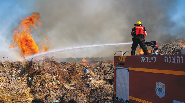 שריפה בעוטף עזה כתוצאה מבלון ששוגר מהרצועה (צילום: פלאש 90)