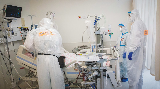 מחלקת קורונה בבית החולים שערי צדק (צילום: נתי שוחט, פלאש 90)