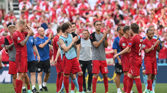 שחקני נבחרת דנמרק מודים לקהל (צילום: STUART FRANKLIN/AFP via Getty Images)