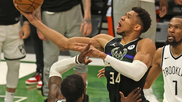 יאניס אנטטוקומפו, קווין דוראנט (צילום: Jonathan Daniel/Getty Images)