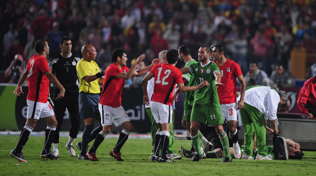 עצבים בין אלג'יריה למצרים במוקדמות מונדיאל 2010 (צילום: Clive Mason/Getty Images)