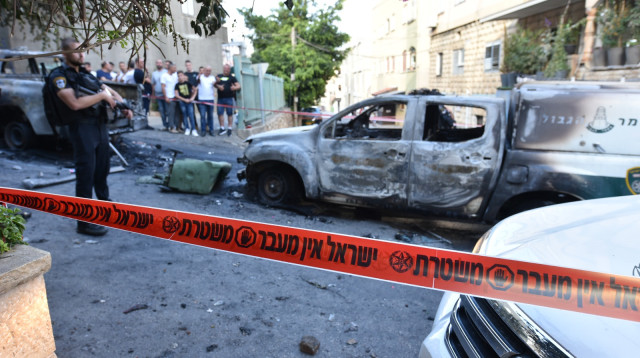 ניידת משטרה שהוצתה בדיר אל-אסד (צילום: דוברות המשטרה)