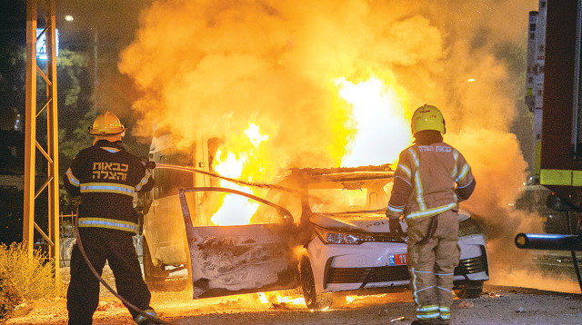 ניידת משטרה שהוצתה בפרעות בלוד (צילום: יוסי אלוני, פלאש 90)