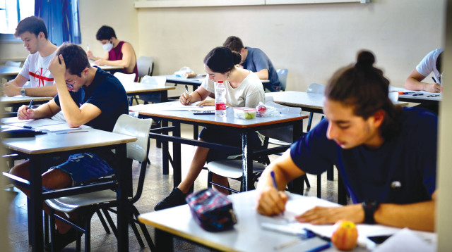 תלמידי תיכון יושבים בכיתה (צילום: אבשלום ששוני)