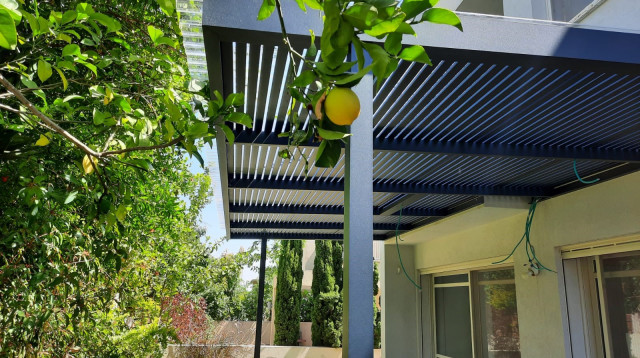 פרגולת אלומיניום (צילום: יוניקיט הנדסה פרגולות אלומיניום)