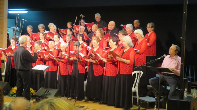 אליהו הכהן עם מקהלת הגליל העליון (צילום: טל מוכתר)