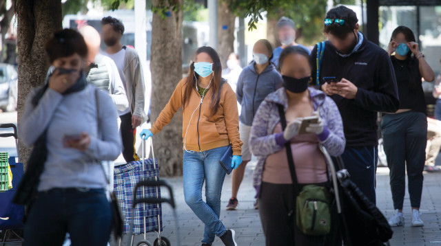 אנשים ברחוב עם מסכות (צילום: מרים אלסטר, פלאש 90)