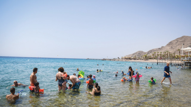 נופשים באילת (צילום: פלאש 90)