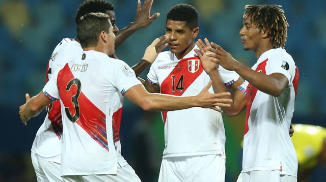 שחקני נבחרת פרו חוגגים (צילום: Alexandre Schneider/Getty Images)