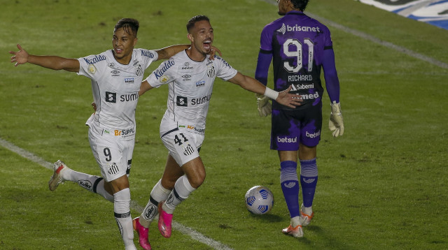 שחקני סנטוס חוגגים (צילום: Miguel Schincariol/Getty Images)