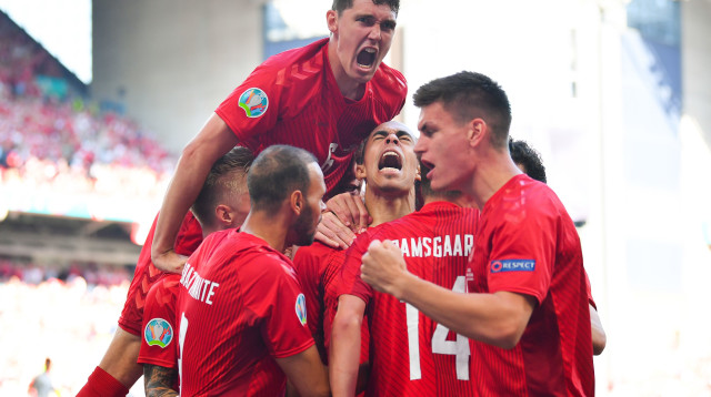 שחקני נבחרת דנמרק חוגגים (צילום: Stuart Franklin/Getty Images)