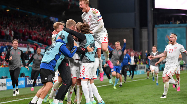 נבחרת דנמרק חוגגת העפלה לשמינית (צילום: STUART FRANKLIN/POOL/AFP via Getty Images)