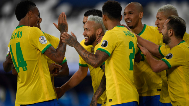 ניימאר ושחקני ברזיל (צילום: MAURO PIMENTEL/AFP via Getty Images)