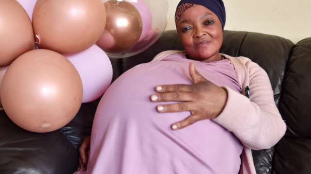 האישה שטוענת שילדה 10 תינוקות בבת אחת (צילום: רויטרס)