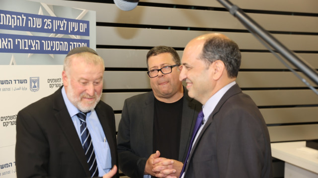 מימין: ד״ר יואב ספיר, פרופ' יורם רבין ואביחי מנדלבליט (צילום: מוטי קמחי)