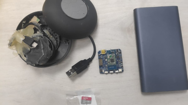 המצלמה שהוסתרה בתא השירותים (צילום: דוברות המשטרה)