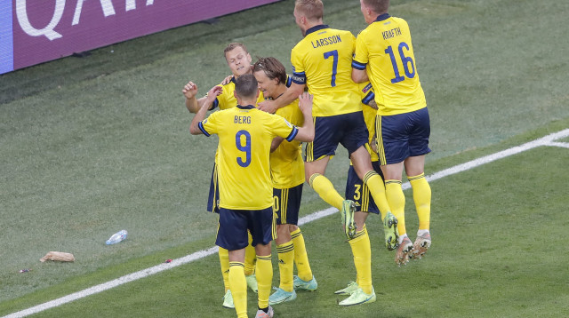 שחקני נבחרת שבדיה חוגגים (צילום: MAXIM SHEMETOV/POOL/AFP via Getty Images)