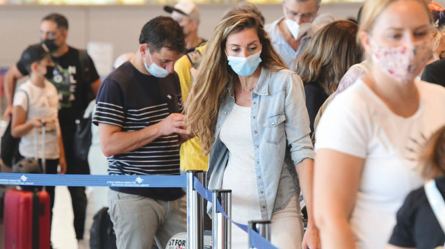 אנשים עם מסכות בנתב"ג (צילום: אבשלום ששוני)