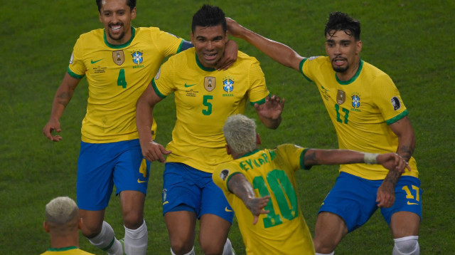 קאסמירו, ניימאר ושחקני נבחרת ברזיל (צילום: MAURO PIMENTEL/AFP via Getty Images)