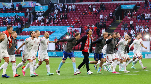 שחקני נבחרת דנמרק חוגגים העפלה לרבע (צילום: KENZO TRIBOUILLARD/POOL/AFP via Getty Images)