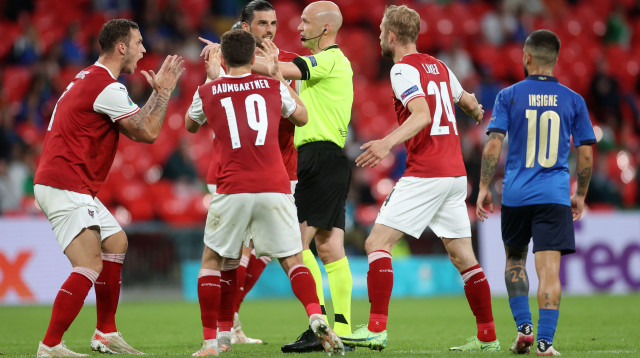 שחקני נבחרת דנמרק כועסים על השופט (צילום: Carl Recine - Pool/Getty Images)