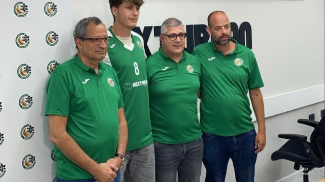 דניאל קופרברג והנהלת מכבי חיפה (צילום: מכבי חיפה בכדורסל)