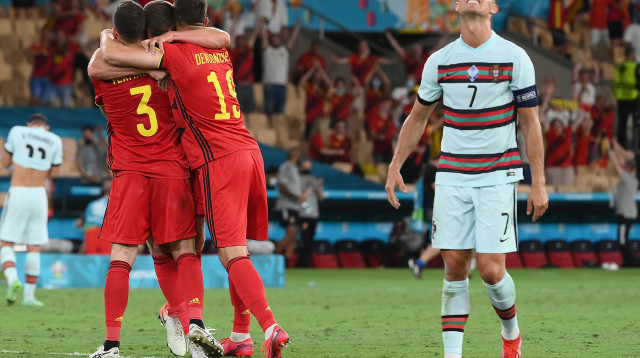 כריסטיאנו רונאלדו מאוכזב, שחקני בלגיה חוגגים (צילום: LLUIS GENE/POOL/AFP via Getty Images)