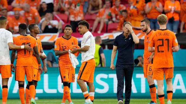 פרנק דה בור ושחקני נבחרת הולנד מאוכזבים (צילום: DARKO BANDIC/POOL/AFP via Getty Images)